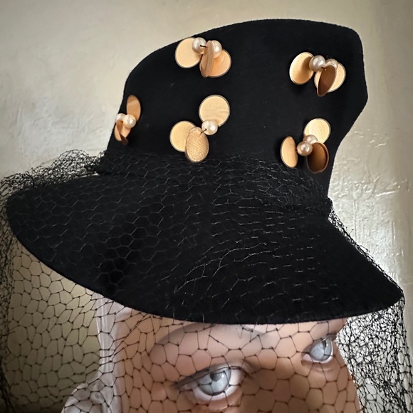 SOPHISTICATED 1930s\' BLACK FELT HAT WITH TALL CROWN, GOLD DISKS, PEARLS & VEIL
